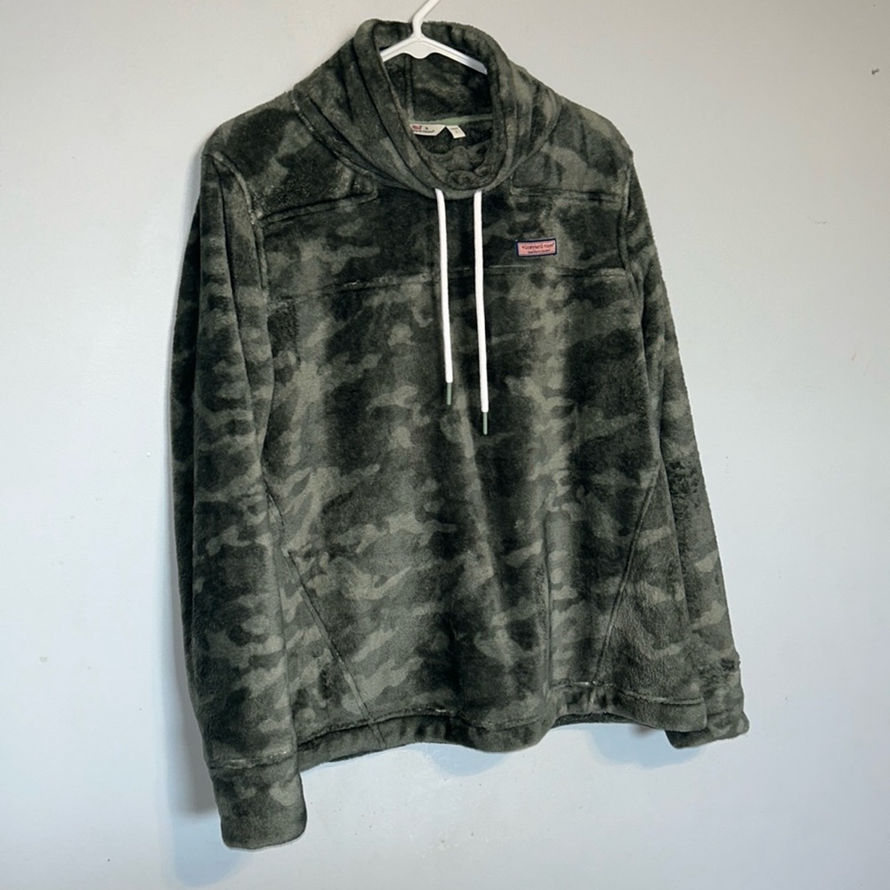 🌟Women’s Vinyard Vines Camo print pullover size L
